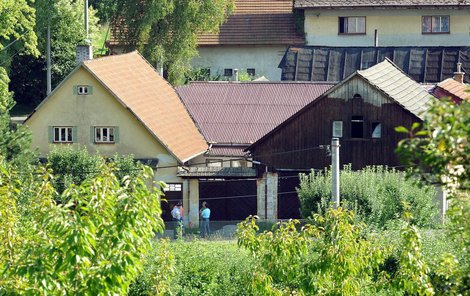 Tady v domě ležely v tratolišti krve čtyři zamordované děti.