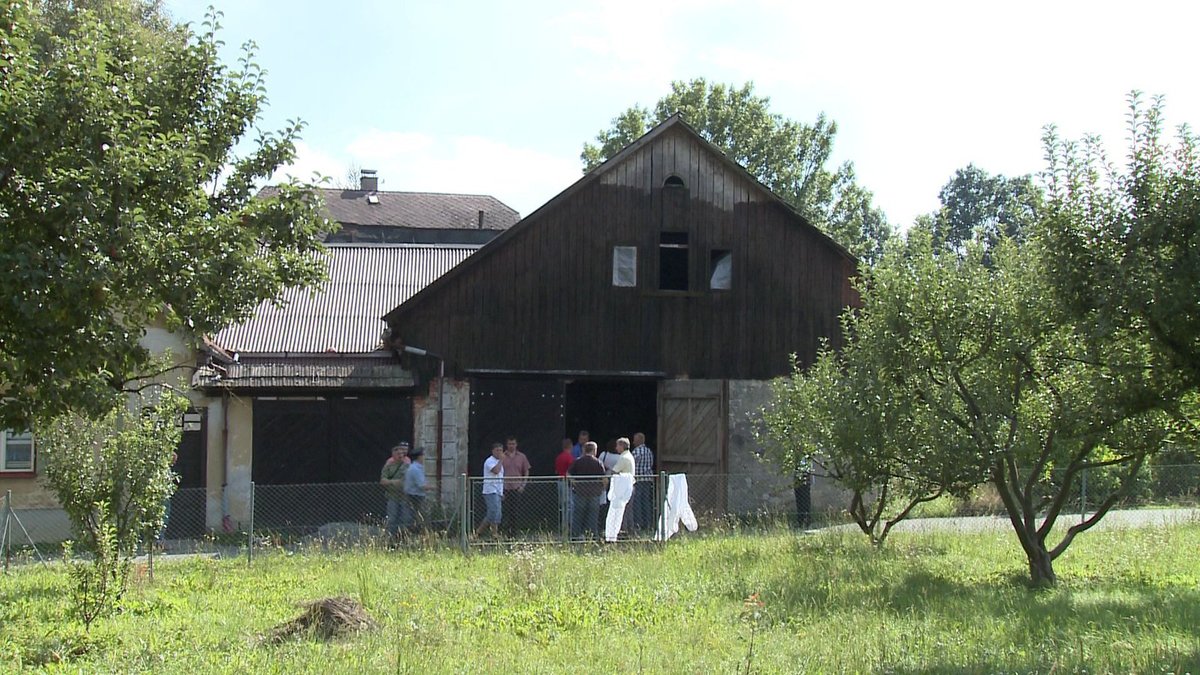 Stodola, ve které se pokusila oběsit matka dětí.