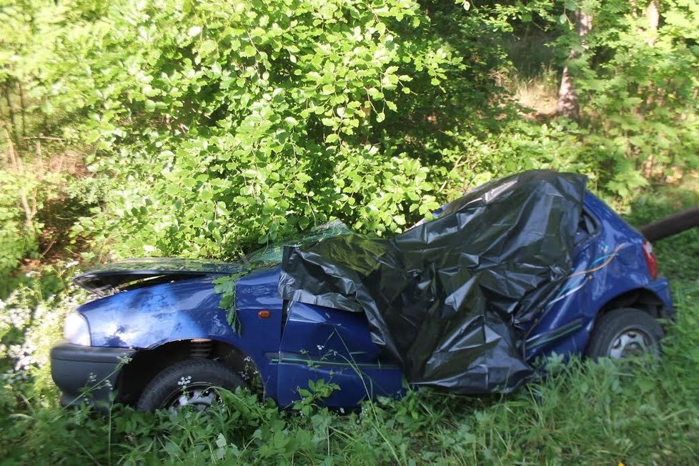Zničený vůz Suzuki Alto. V něm, zemřela matka.