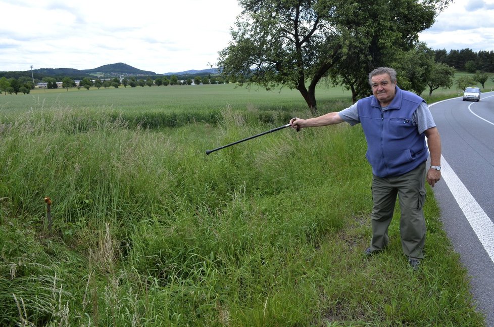 Václav Papež (79) ukazuje místo, kde se holčičce před 10 lety zabil tatínek Richard.