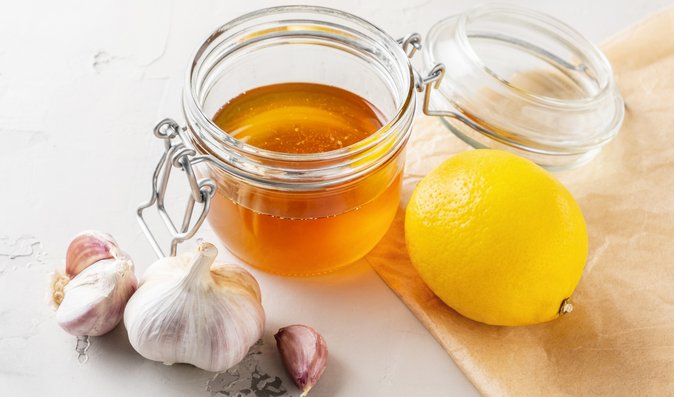 Medový sirup s česnekem a citronem.