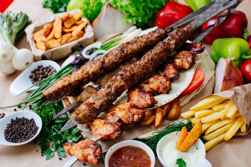 Adana kebab (vlevo) a Šiš kebab (vpravo)