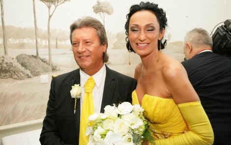 Sisa se vdávala ve žlutém.