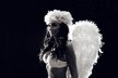 Sisa jako anděl na černobílé fotce