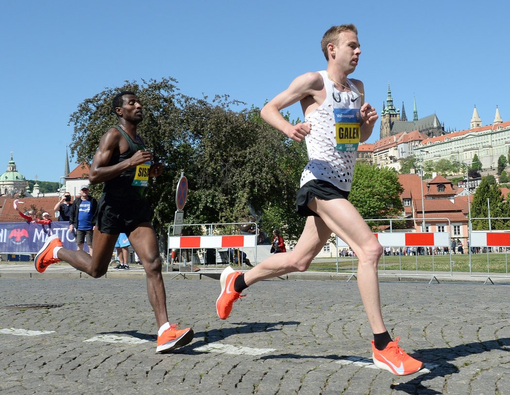 Sisay Lemma a Galen Rupp na trati Pražského maratonu