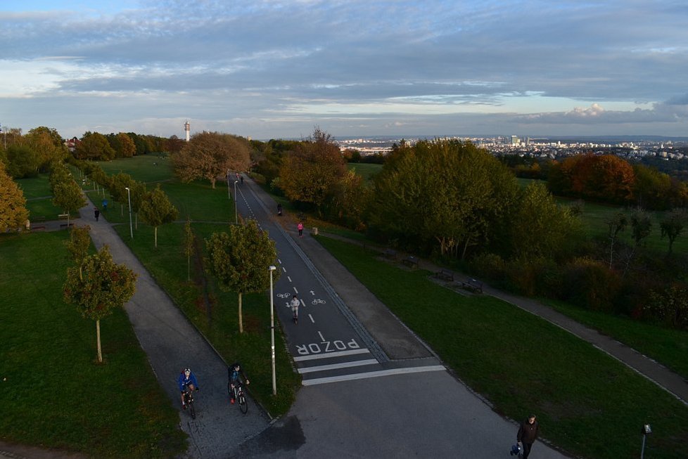 Ocelové sousoší od umělce Češstmíra Sušky dočasně zdobí oblíbený park Ladronka. Jestli zde rozhledna a kavárna zůstanou, rozhodnou občané.