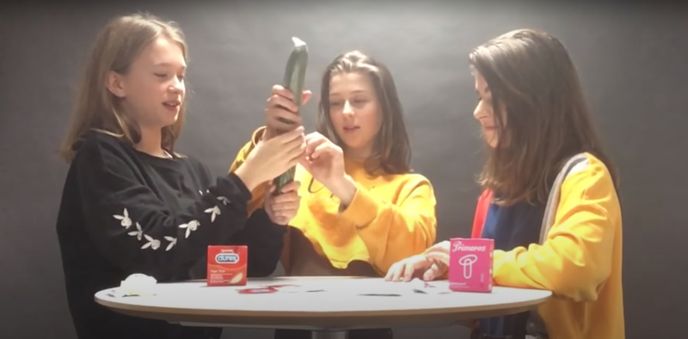 Děvčata na Youtubu testují kondomy