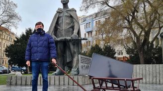 Když nemáš pejska, tak vem na procházku telku! Slovenským politikům už taky pěkně šibe