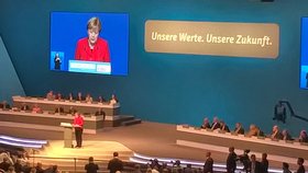 Kancléřka Angela Merkelová vede CDU už 17 let. Jejímu projevu se vestoje tleskalo minimálně 10 minut...