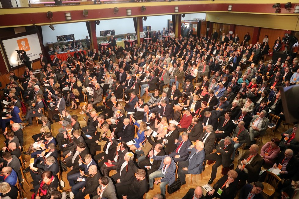Zaplněný sál delegáty 40. sjezdu ČSSD v Hradci Králové.