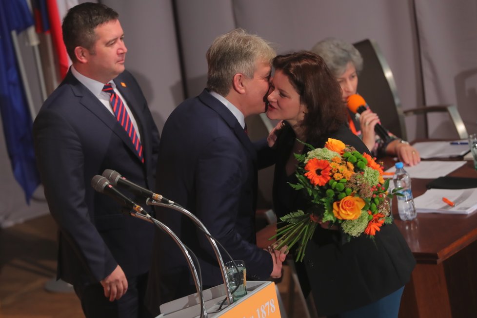 Jana Maláčová přijímá gratulaci po zvolení místopředsedkyní ČSSD (2.3.2019)