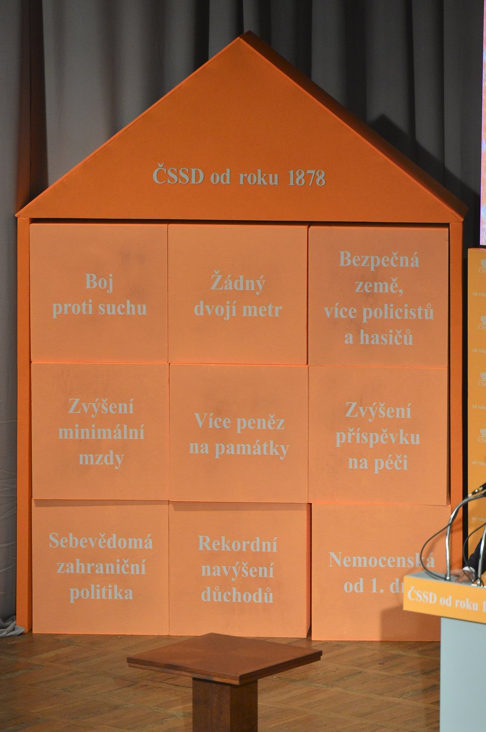 Sociální demokraté na svém sjezdu v Hradci Králové zaujali domečkem z krabic, některý má představovat úspěchy ČSSD.