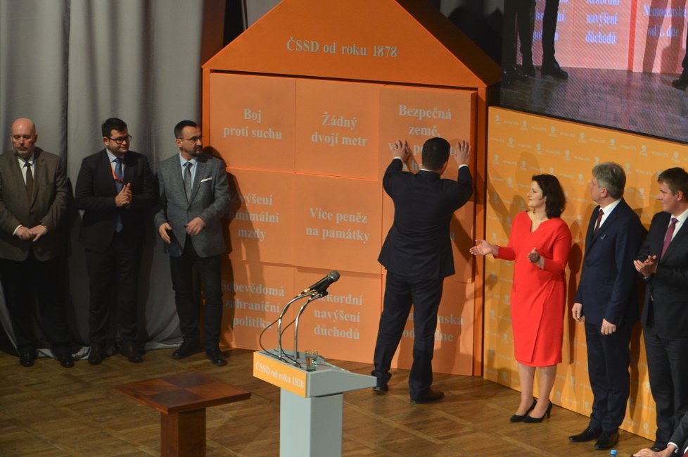 Sociální demokraté na sjezdu postavili domeček z krabic &#34;plných&#34; úspěchů ČSSD (1.3.2019)