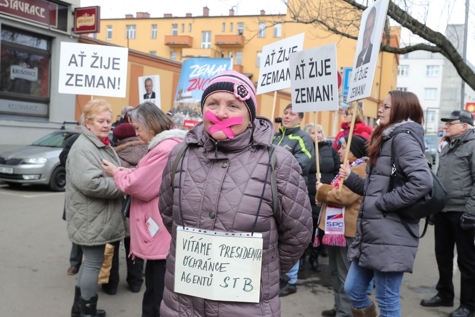 Protesty doprovázely začátek 40. sjezdu ČSSD v Hradci Králové.