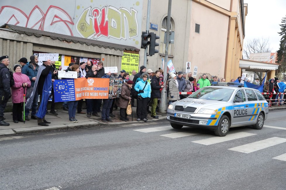 Protesty doprovázely začátek 40. sjezdu ČSSD v Hradci Králové.