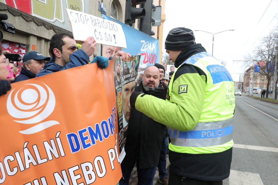 Protesty doprovázely začátek 40. sjezdu ČSSD v Hradci Králové