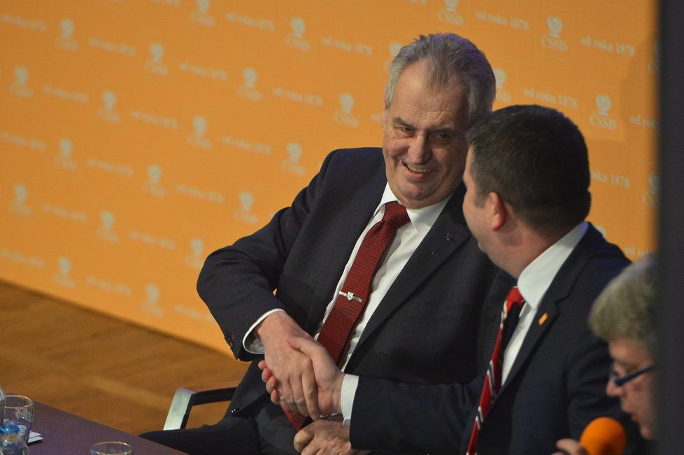 Prezident Miloš Zeman na sjezdu ČSSD. Zdravice s předsedou strany Janem Hamáčkem (1. 3. 2019)