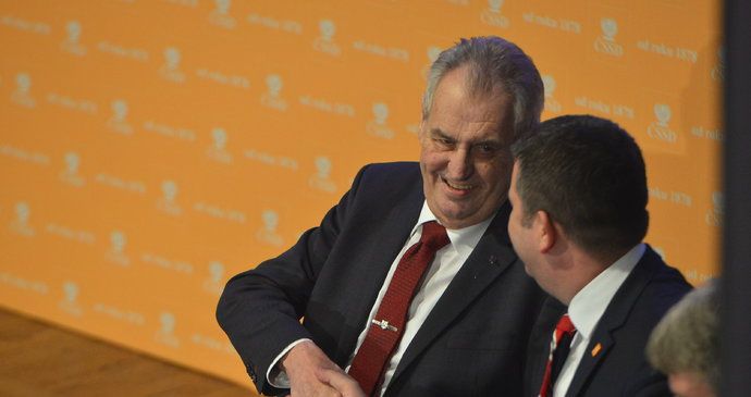 Prezident Miloš Zeman na sjezdu ČSSD. Zdravice s předsedou strany Janem Hamáčkem (1.3.2019)