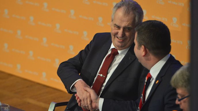 Prezident Miloš Zeman se na sjezdu ČSSD zdraví s předsedou strany Janem Hamáčkem.