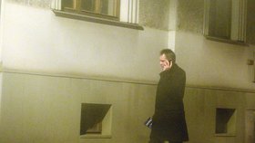 Jiří Dienstbier se lehkým krokem vrací ze schůzky v ostravském hotelu před sjezdem ČSSD