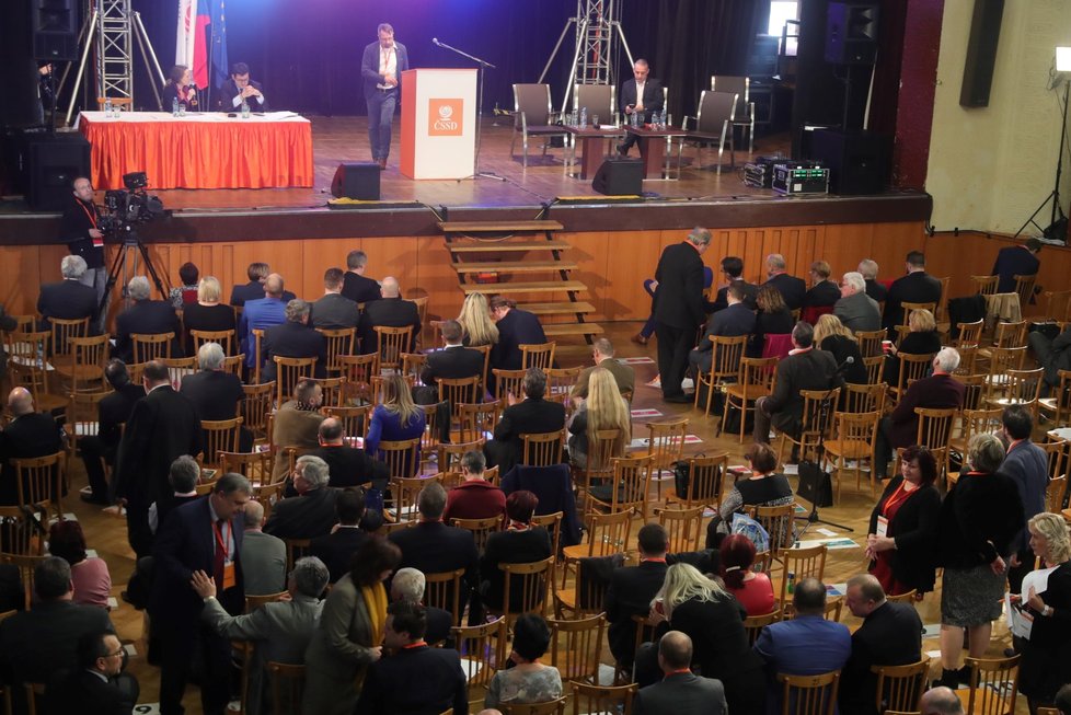 Poloprázdný sál na sjezdu ČSSD: Z téměř šesti stovek delegátů jich v sále seděla zhruba polovina.