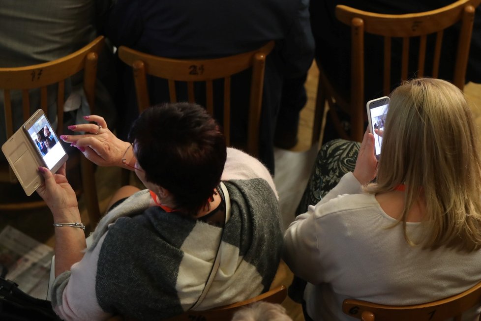 Nadšení delegátů na 40. sjezdu ČSSD. Že by dostaly přednost rodinné fotografie?