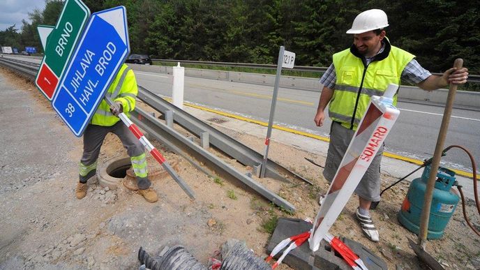 Sjezd na 112. kilometru dálnice D1 u Jihlavy ve směru na Brno byl 3. června kvůli rekonstrukci vozovky uzavřen. Auta od Prahy se tak do 25. července nedostanou z D1 na obchvat Jihlavy, Pelhřimov, Znojmo a Havlíčkův Brod. Z dálnice se dá sjet na 104. kilometru u Větrného Jeníkova nebo na exitu 119 Velký Beranov.exitu 119 Velký Beranov.