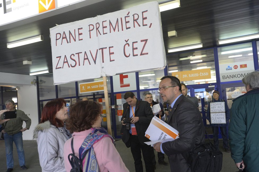 Sjezd ČSSD v Brně: Protest před budovou a přicházející Jaroslav Foldyna