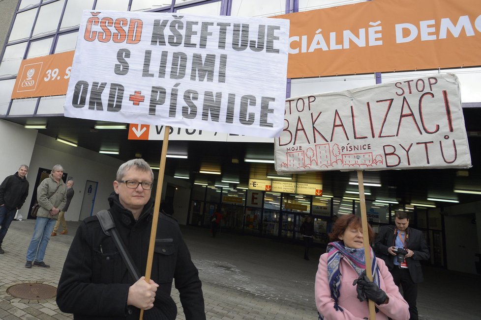 Sjezd ČSSD v Brně: Protest před budovou