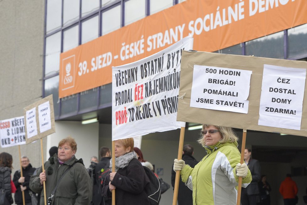 Sjezd ČSSD v Brně: Protest před budovou