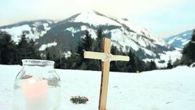 Místo, kde se střetl durynský premiér Dieter Althaus (50) s Beatou  Christandl, připomíná dřevěný kříž a svíčka.