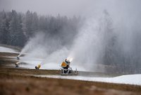 Skiareály v Česku zasněžují a věří v sezonu bez lockdownu. Vleky spustí na začátku prosince