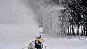 Lyžařské areály v Česku začaly zasněžovat sjezdovky (26. 11. 2021)