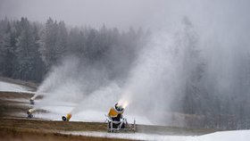 Lyžařské areály v Česku začaly zasněžovat sjezdovky (26. 11. 2021)