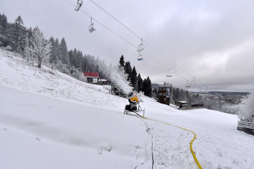 Lyžařské areály v Česku začaly zasněžovat sjezdovky (26. 11. 2021)