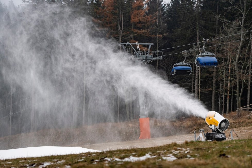 Lyžařské areály v Česku začaly zasněžovat sjezdovky (26. 11. 2021)