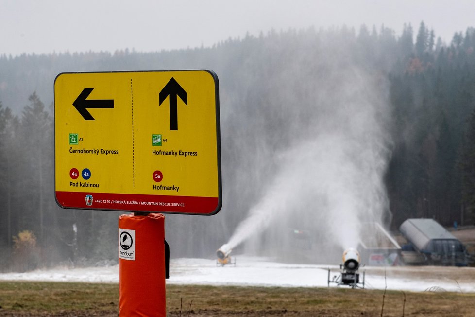 Lyžařské areály v Česku začaly zasněžovat sjezdovky (26. 11. 2021)