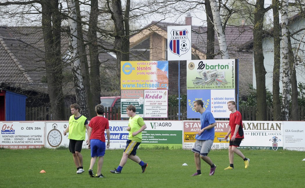 Trénink mladých fotbalistů nejstaršího českého klubu FK Loučeň