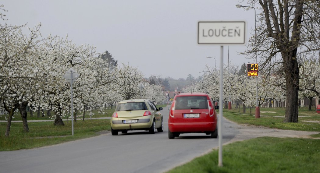 Příjezd do Loučeně. Málokdo tuší, že právě tady hraje nejstarší fotbalový klub v Česku