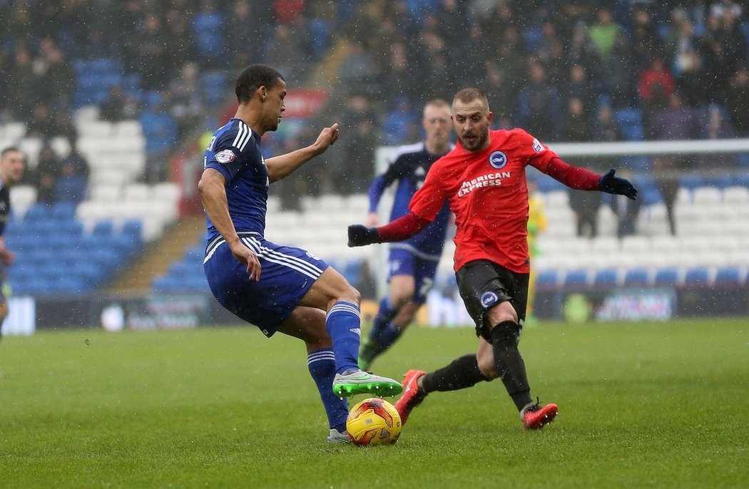 Záložník Brightonu Jiří Skalák v souboji s Cardiffem