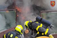 Dramatický požár ve Frýdku-Místku: Garáž vzplála od baterie elektrokola!