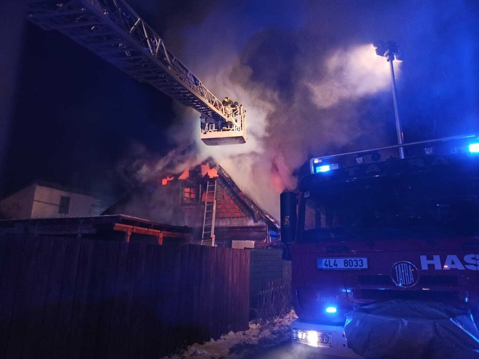 Požár rodinného domu ve Skalici u České Lípy (16. 12. 2022)