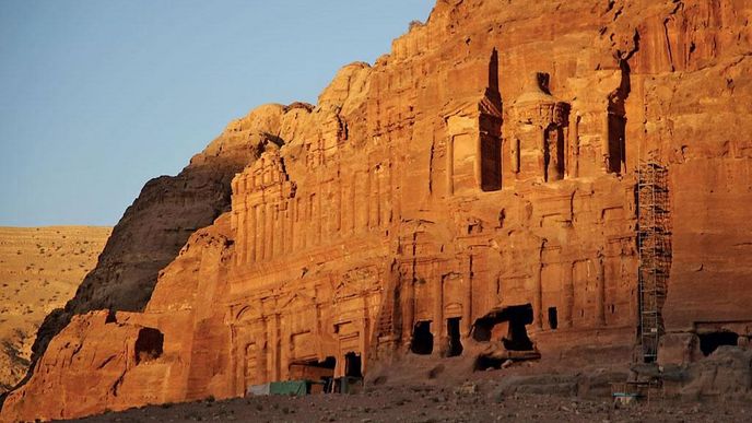 Skalní město Petra se rozkládá poblíž křižácké pevnosti Al-Wuir