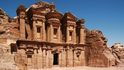 Skalní město Petra v Jordánsku, které je celé vytesáno z pískovce, bylo původně centrem království kočovných Nabatejců a vzniklo někdy mezi 3. st. př. n. l. a 1. st. n. l.