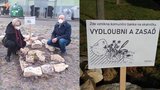 Vydloubni a zasaď! Jiří v Komořanech ze zbytků opuky vytvořil sousedskou skalničkovou banku