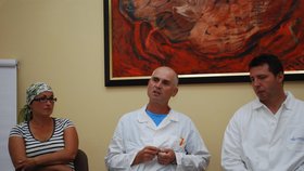 Pacientka s primářem oddělení plastické chirurgie Vladimírem Maříkem, vpravo doktor Adrian Szko, který se také podílel na záchraně pacientky.