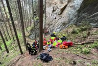 V Adršpašských skalách spadli dva horolezci: Letěly pro ně dva vrtulníky