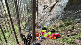 V Adršpašských skalách spadli dva horolezci: Letěly pro ně dva vrtulníky