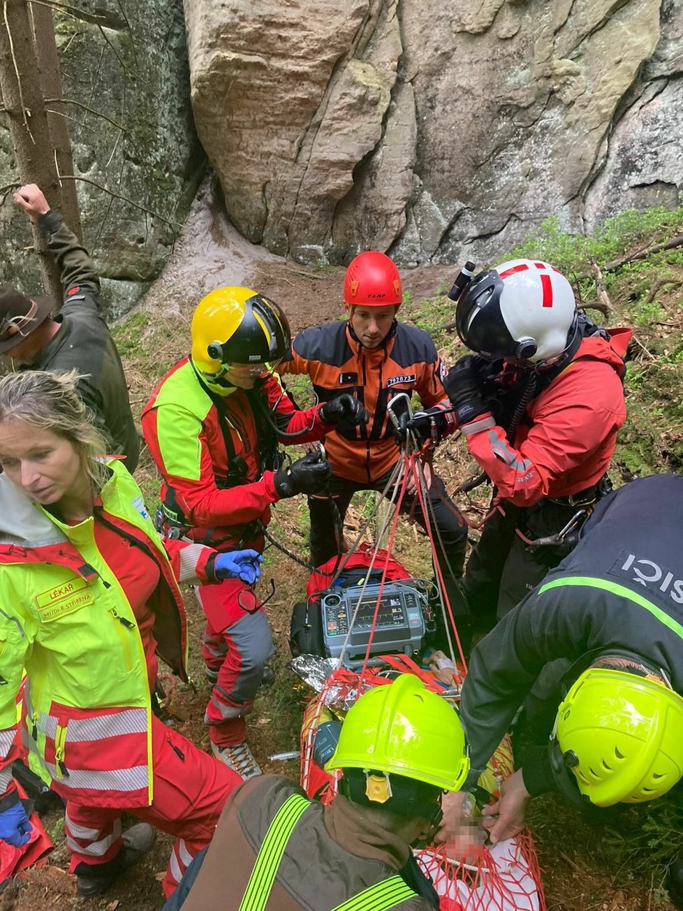 Záchrana horolezců v Adršpašských skalách