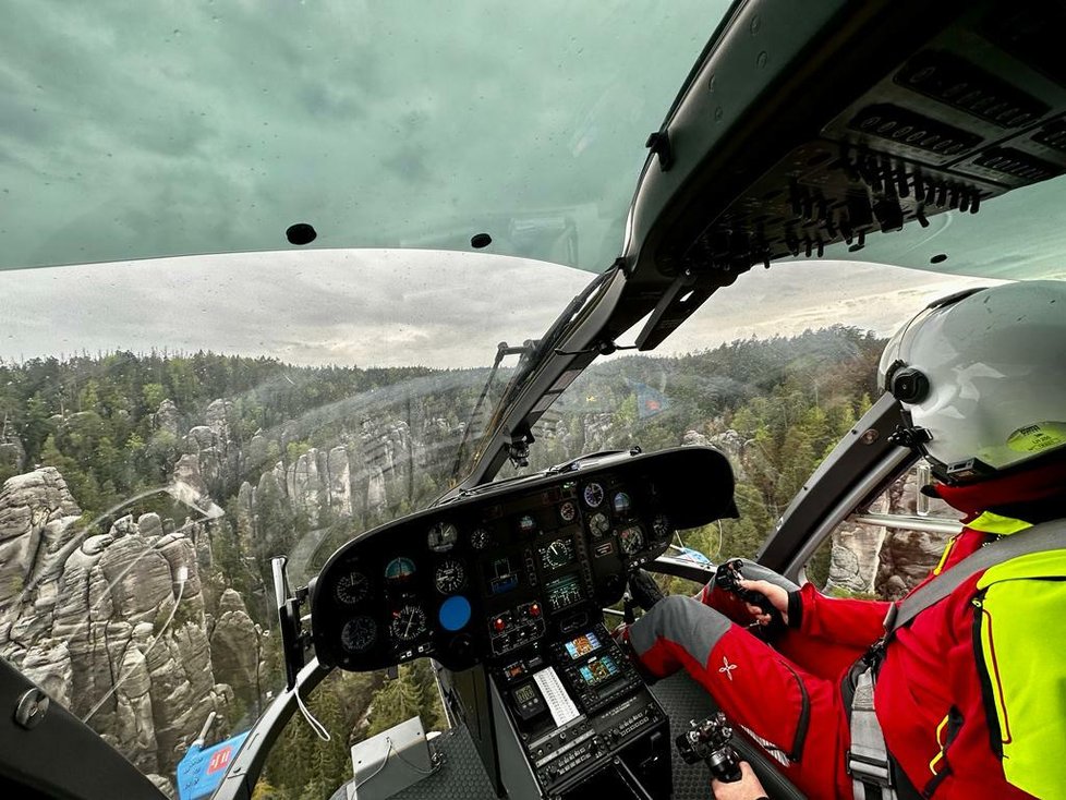 Záchrana horolezců v Adršpašských skalách. Pohled z vrtulníku LZS Kryštof 18. Vpravo vzadu je vidět druhý vrtulník, Kryštof 06 z Hradce Králové.